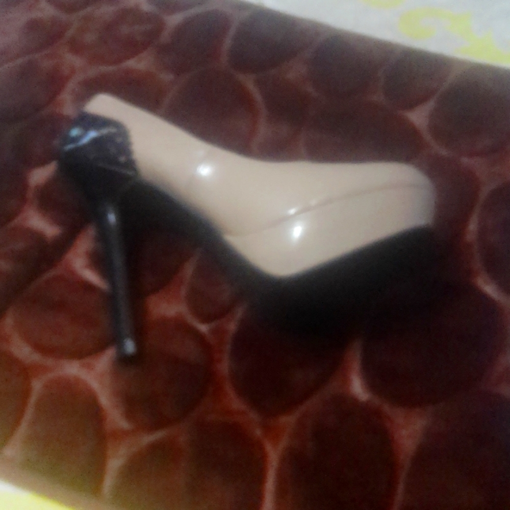 41\2 heels,1 inch front,New,never worn